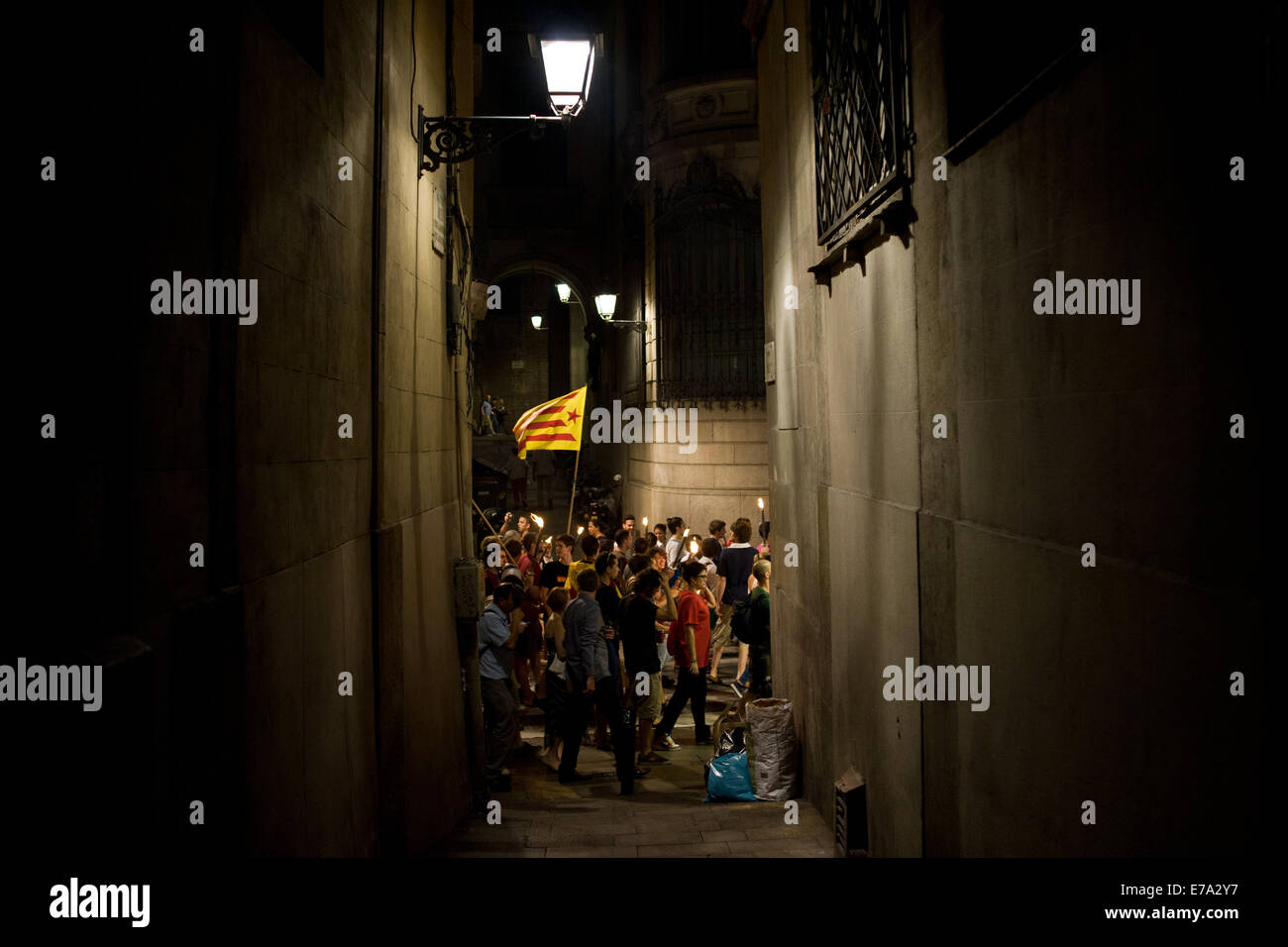 Barcelone, Espagne. 10 Septembre, 2014. Un mars indépendantistes se déplace à travers les ruelles du quartier gothique de Barcelone. Dans la ville de Barcelone a eu plusieurs événements et manifestations en faveur de l'indépendance la nuit avant la célébration de la fête nationale catalane. Le peuple catalan demande un référendum sur l'indépendance du 9 novembre prochain. Crédit : Jordi Boixareu/Alamy Live News Banque D'Images