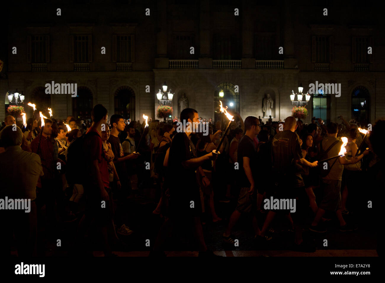 Barcelone, Espagne. 10 Septembre, 2014. Les manifestants de l'indépendance avec des torches mars dans le quartier gothique de Barcelone. Dans la ville de Barcelone a eu plusieurs événements et manifestations en faveur de l'indépendance la nuit avant la célébration de la fête nationale catalane. Le peuple catalan demande un référendum sur l'indépendance du 9 novembre prochain. Crédit : Jordi Boixareu/Alamy Live News Banque D'Images