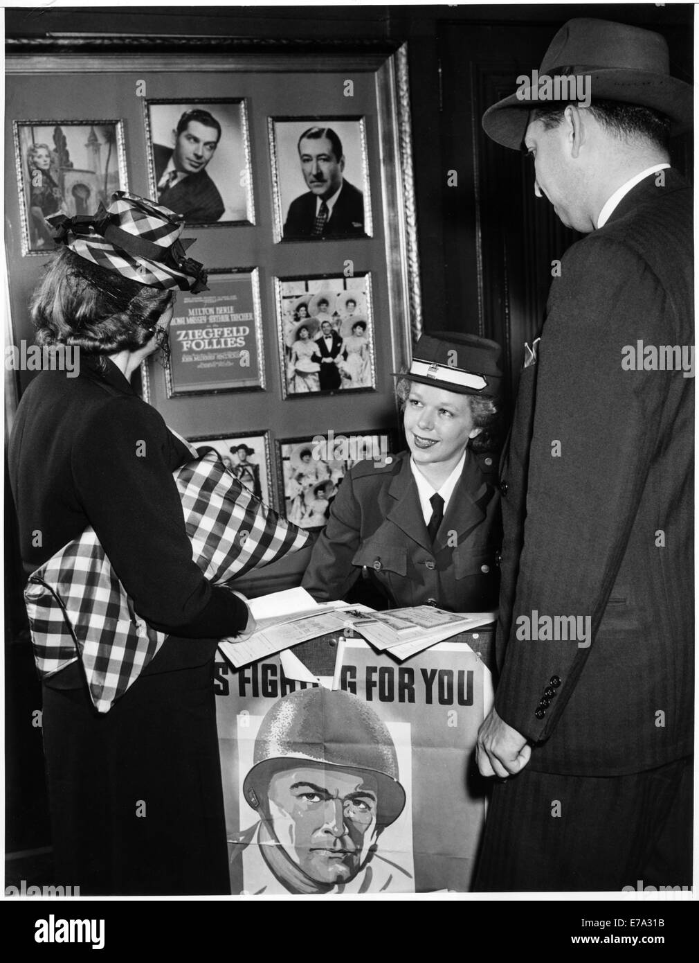 Showgirl Mary Alice Bingham la vente des obligations de guerre et de timbres dans le lobby du Winter Garden Theatre avant sa performance, Broadway, New York City, USA, 1943 Banque D'Images