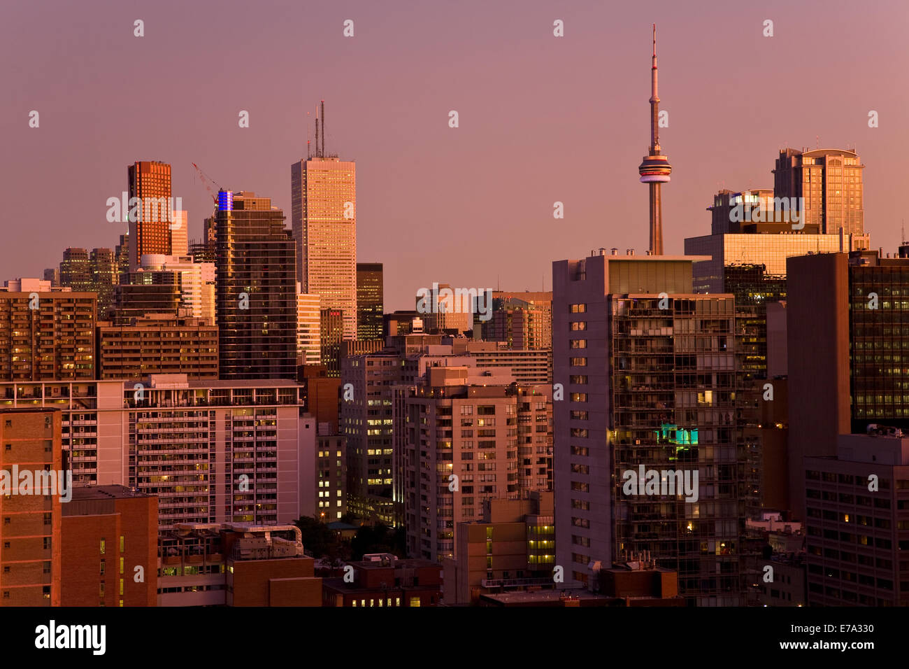 Vue sur le centre-ville de Toronto en lumière au coucher du soleil Banque D'Images