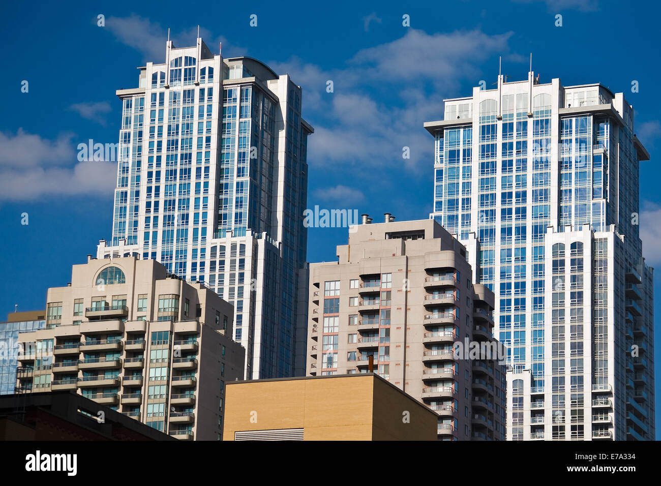 Condominiums modernes à Toronto contre ciel bleu Banque D'Images