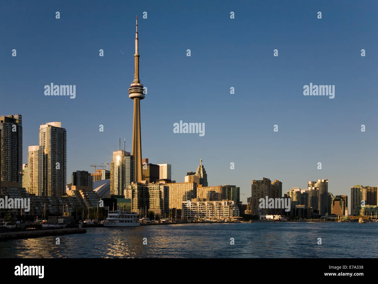 Le port de Toronto en avant un coucher du soleil la lumière Banque D'Images