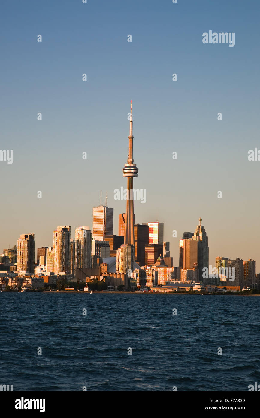 Le centre-ville de Toronto dans un coucher du soleil la lumière comme vu du lac Ontario Banque D'Images