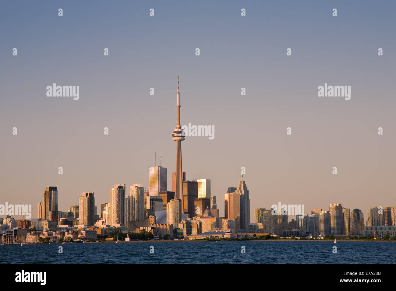 Le centre-ville de Toronto dans un coucher du soleil la lumière comme vu du lac Ontario Banque D'Images