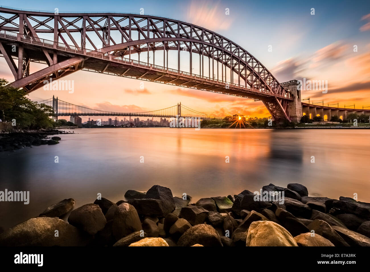 Hell Gate et Triboro Bridge au coucher du soleil, à Astoria, Queens, New York Banque D'Images