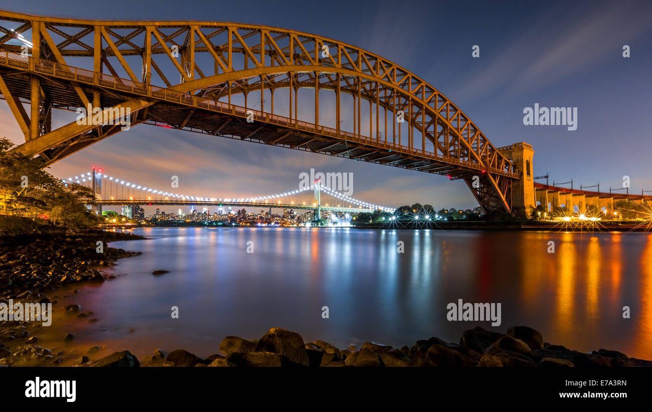 Hell Gate et Triboro Bridge by night, à Astoria, Queens, New York Banque D'Images