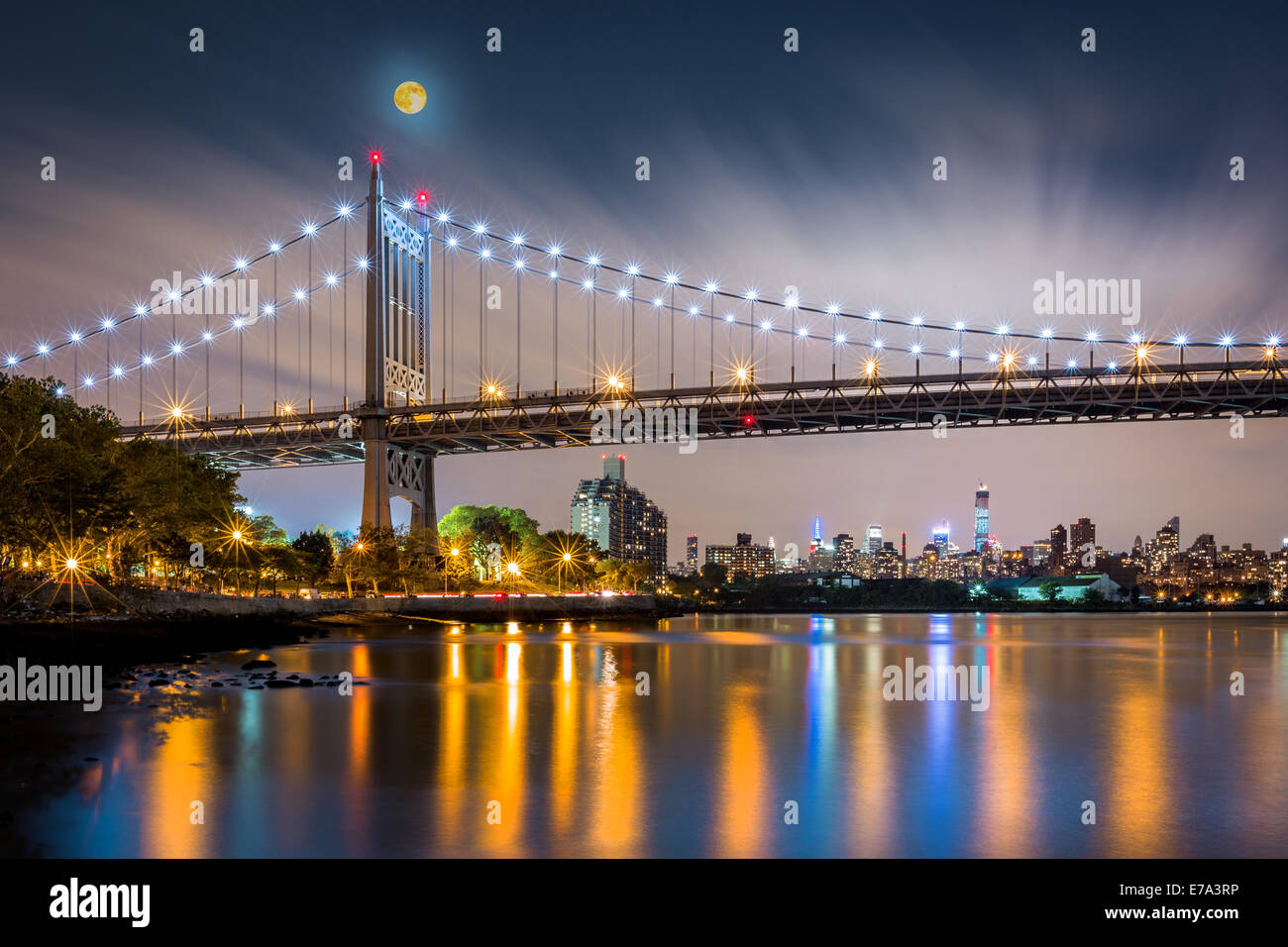 Triboro Bridge by night à Astoria, Queens, New York Banque D'Images