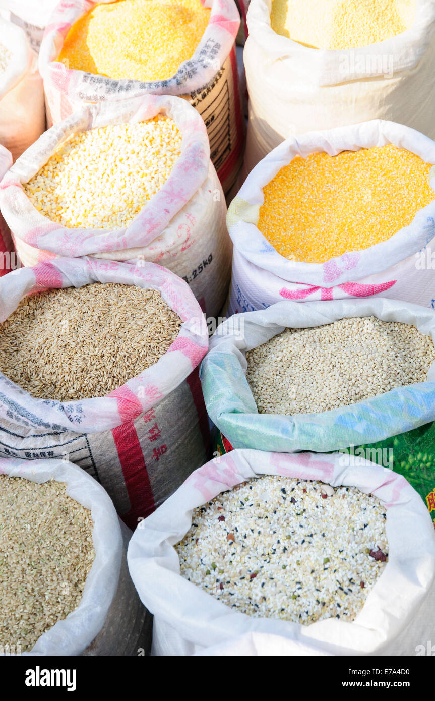 Sacs de céréales à vendre dans un marché en plein air dans les régions rurales de la Chine Banque D'Images