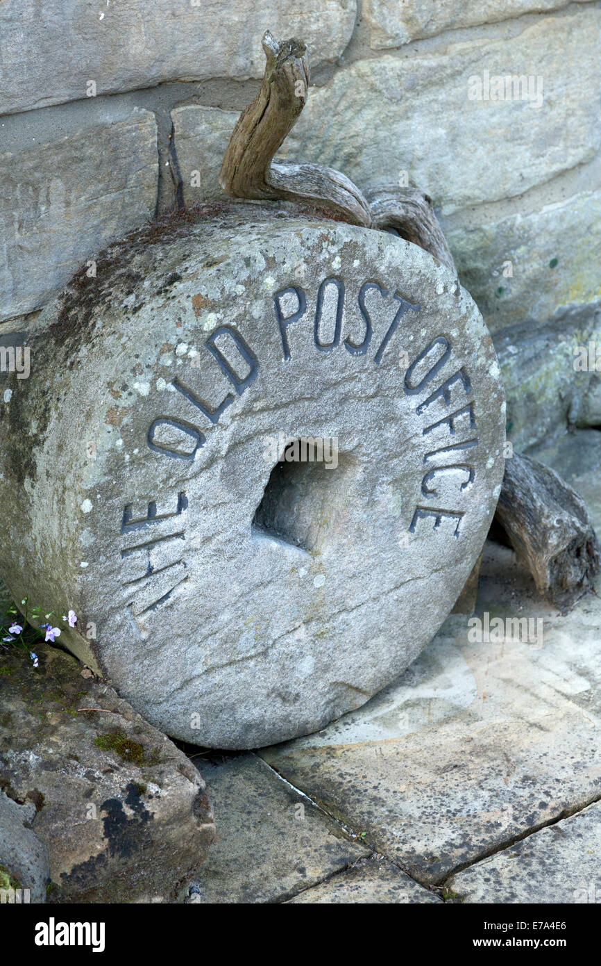 Old Mill stone gravé avec les mots de l'ancien bureau de poste à Egton Bridge sur le North Yorkshire Moors Banque D'Images