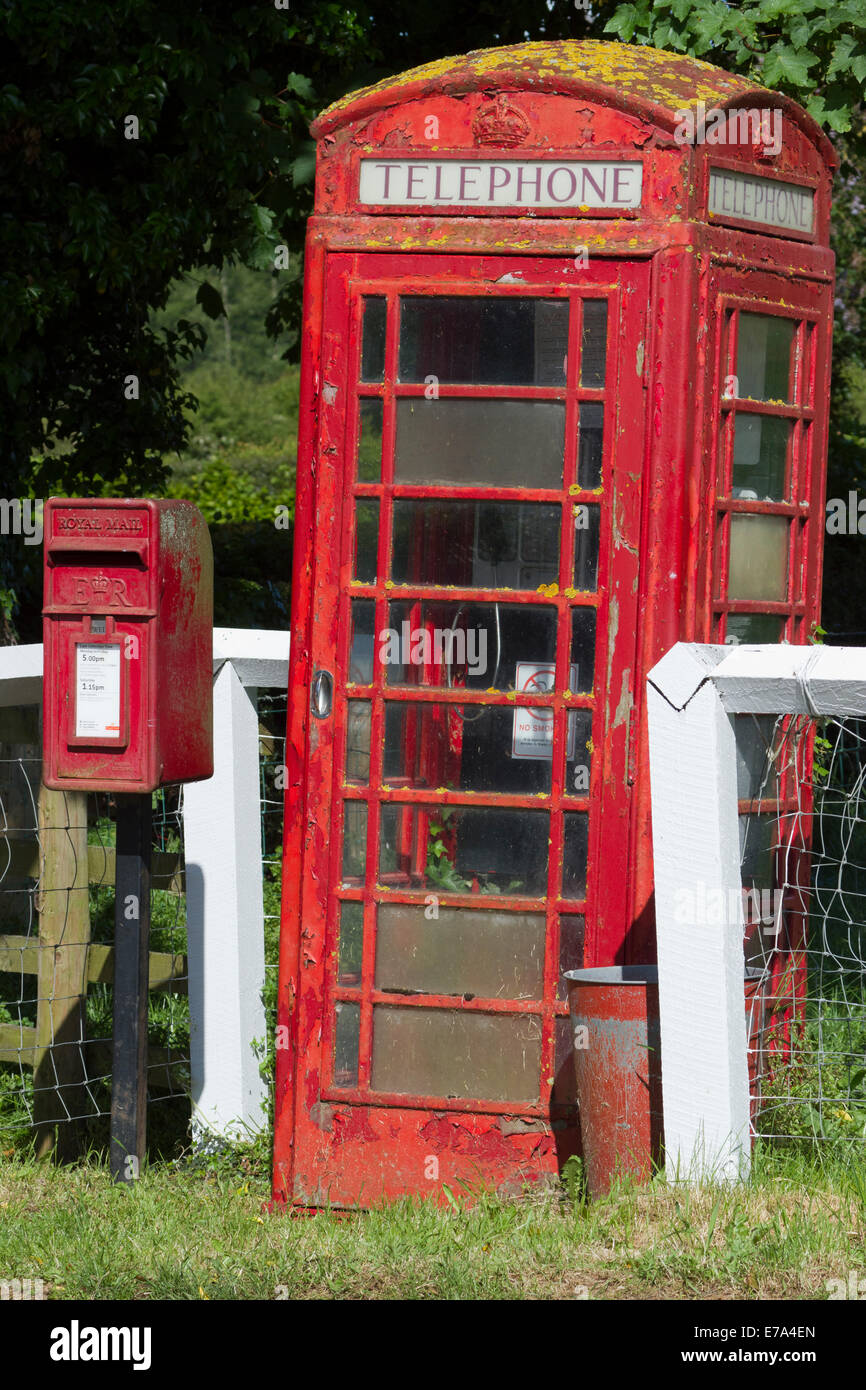 Boîte de téléphone rouge et post box dans Birdsall village, North Yorkshire, Angleterre Banque D'Images