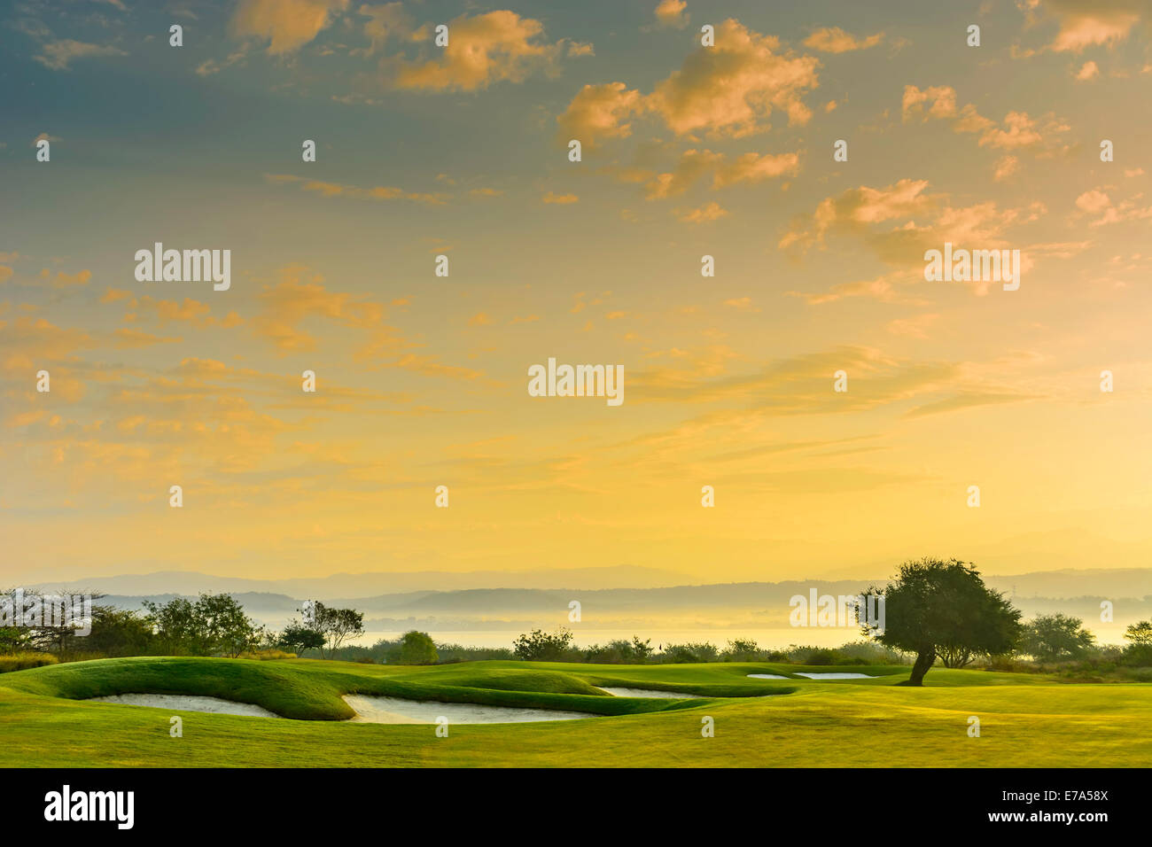 Un magnifique parcours de golf aux Philippines pendant le coucher du soleil Banque D'Images