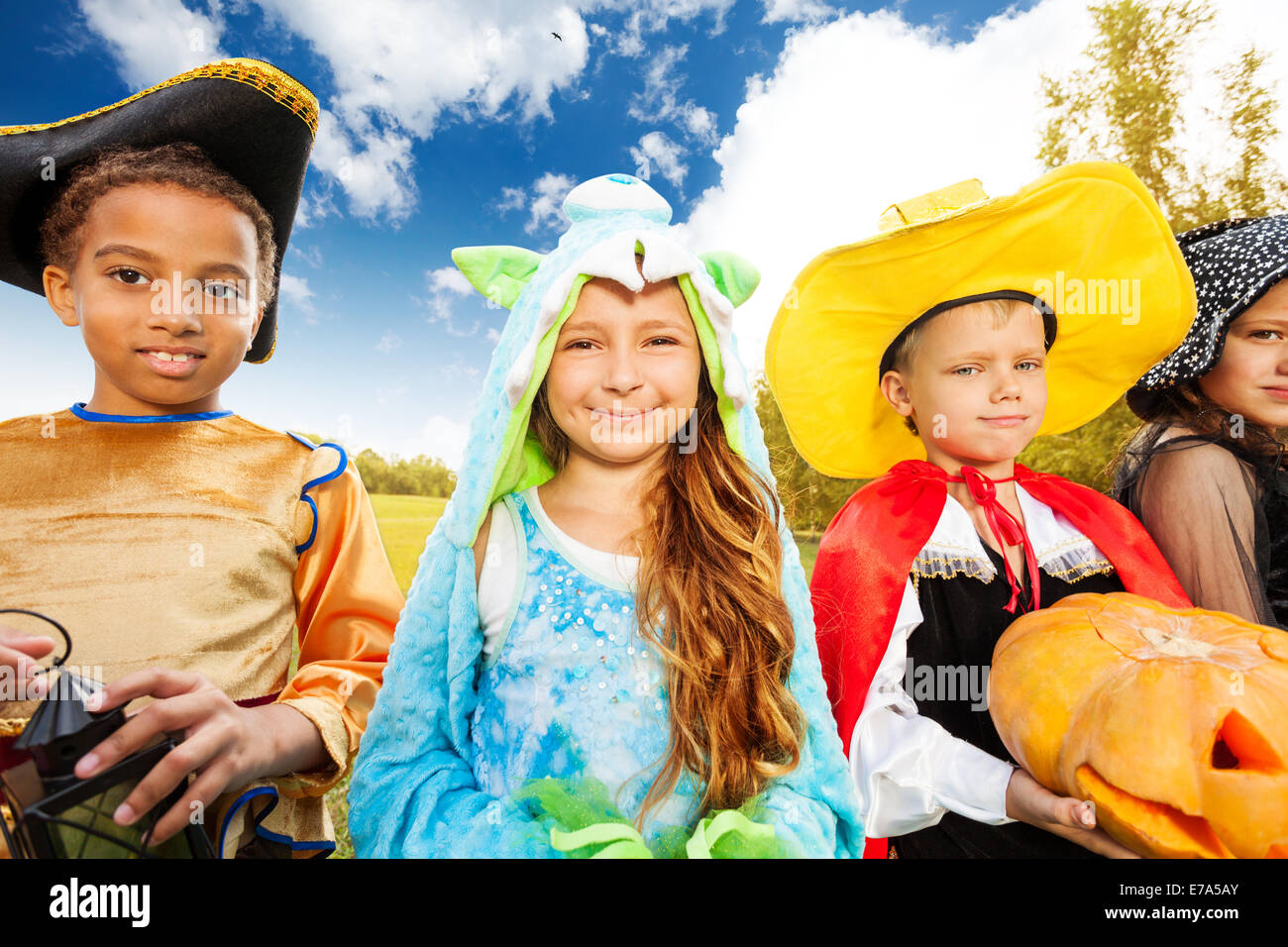 Les enfants portent costume Halloween à l'extérieur dans le parc Banque D'Images