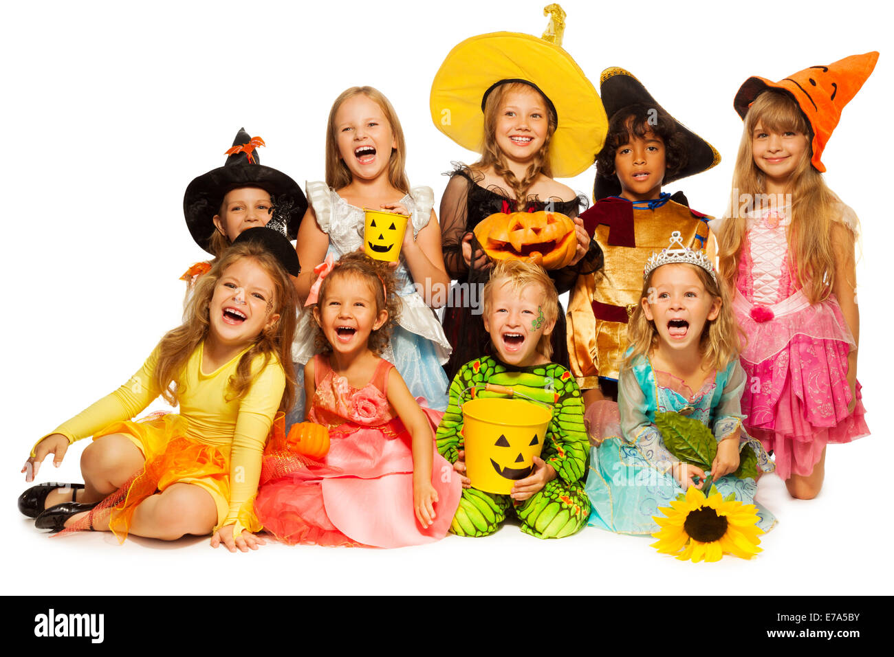De nombreux enfants s'asseoir dans le groupe portant des costumes de Halloween Banque D'Images