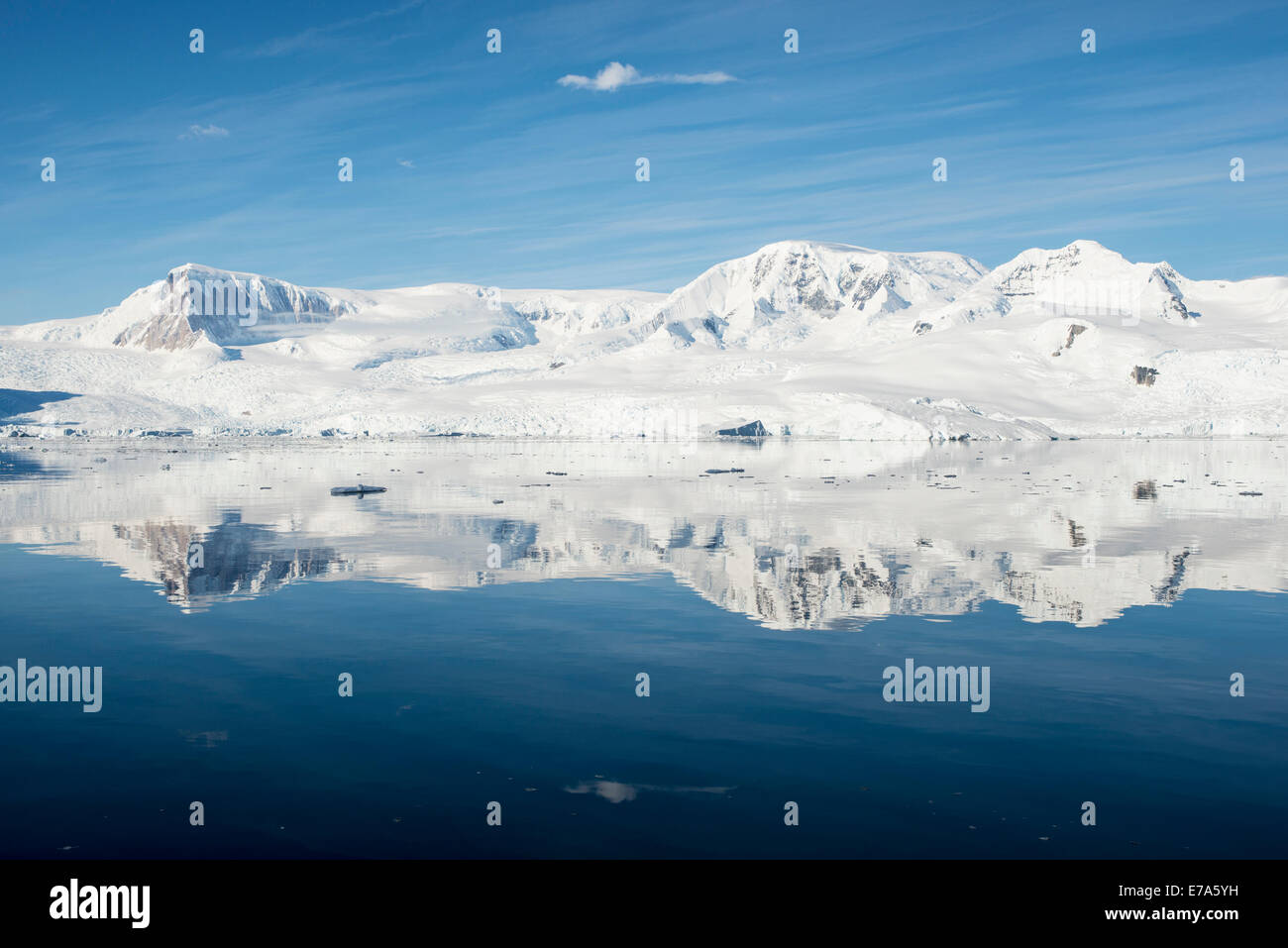 Montagnes glacées sur la péninsule Antarctique Banque D'Images