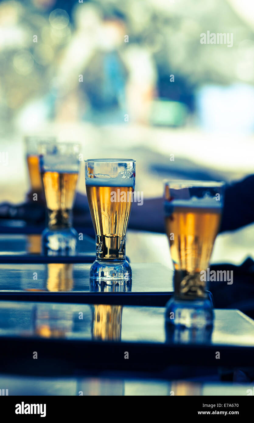 Verres de bière sur une table dans un restaurant. Banque D'Images