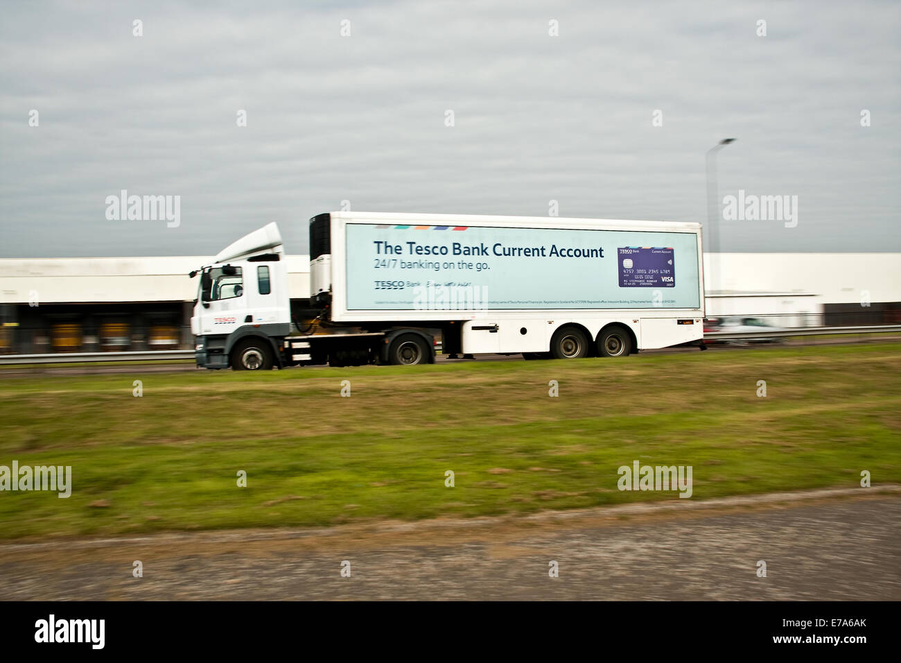 Le déplacement de camions Banque Tesco avec synchro flash arrière voyageant le long de la Kingsway à deux voies dans Dundee, Royaume-Uni Banque D'Images