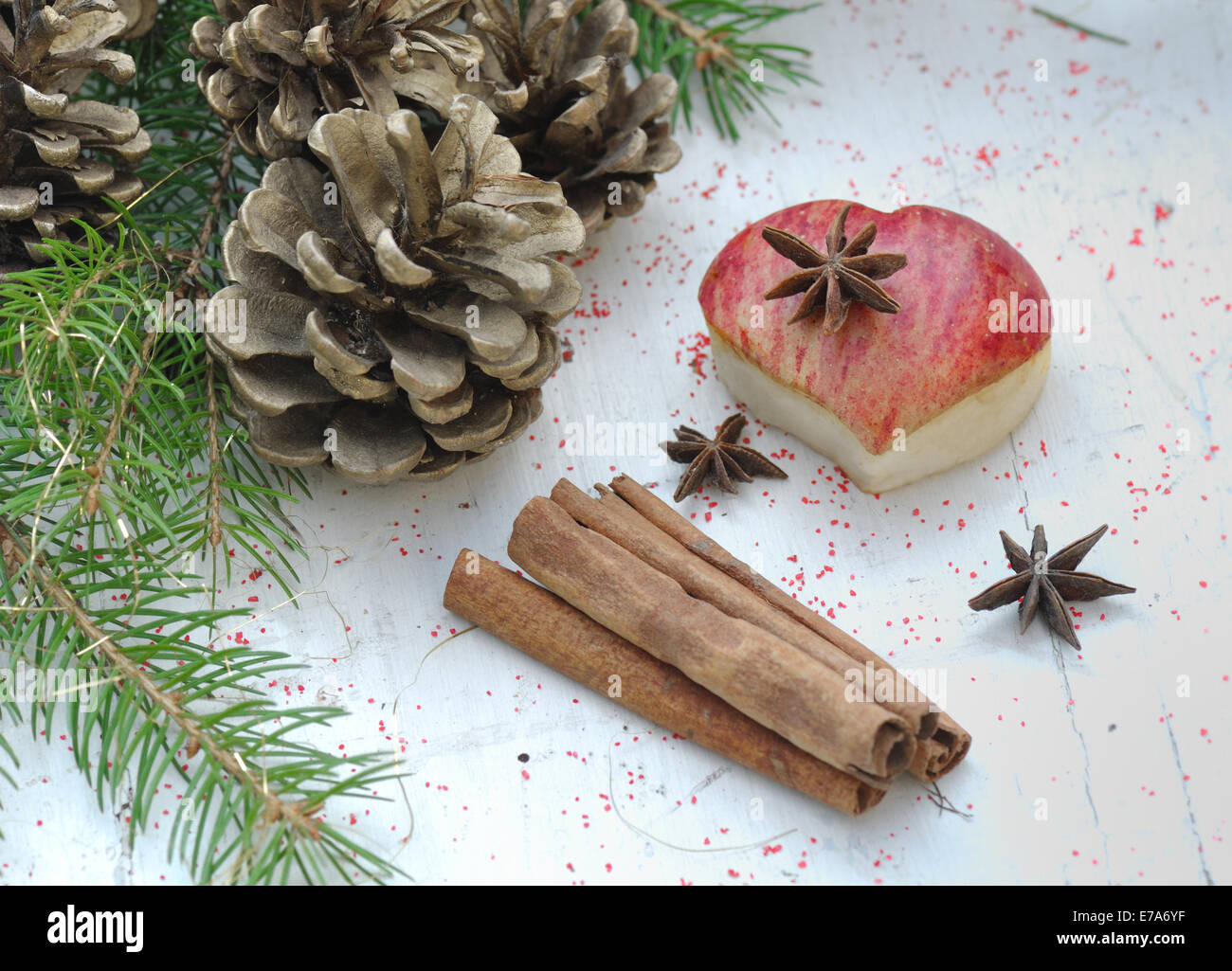 Morceau de coeur en forme de pomme et d'épices dans un décor de vacances Banque D'Images