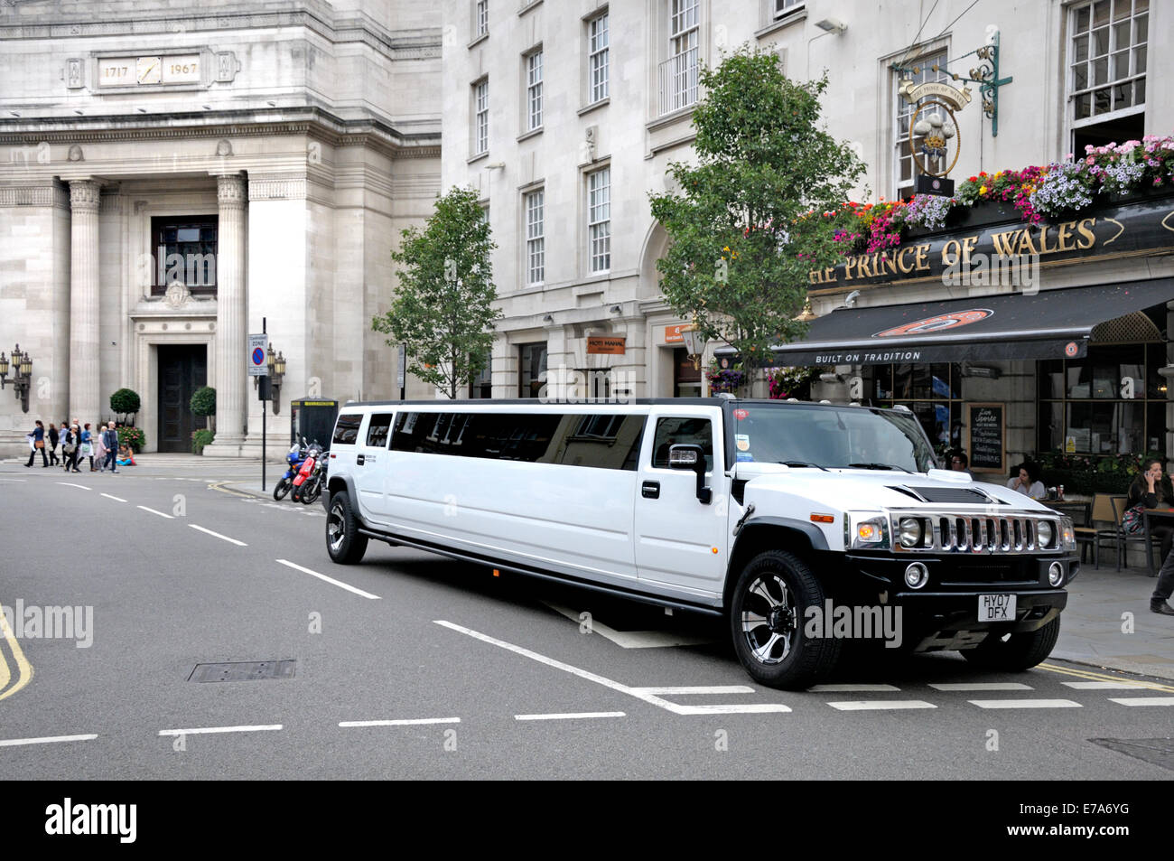 Londres, Angleterre, Royaume-Uni. Hummer H2 limousine garée dans Great Queen Street, par le Hall des francs-maçons (derrière, à gauche) Banque D'Images