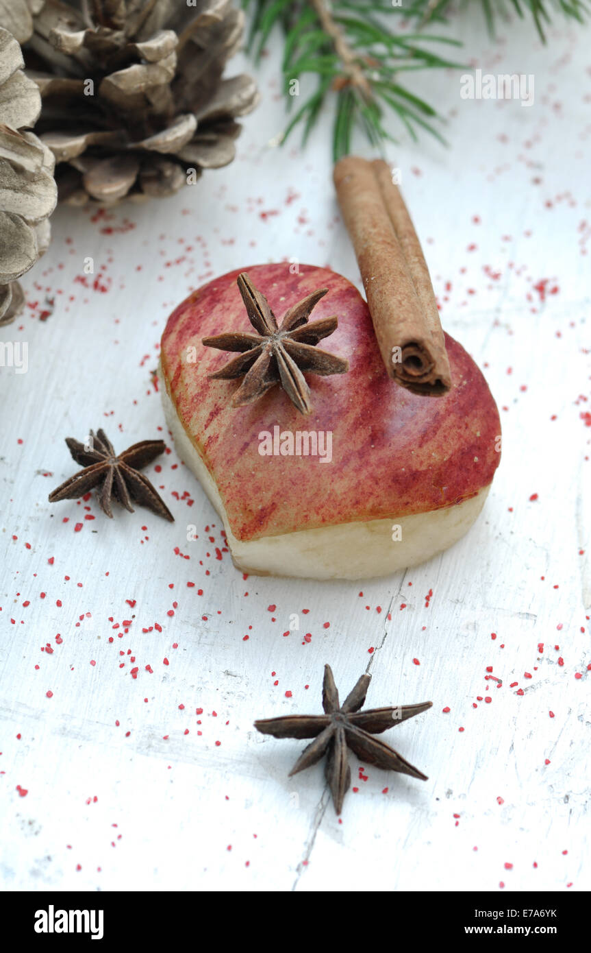 Morceau de coeur en forme de pomme et d'épices dans un décor de vacances Banque D'Images