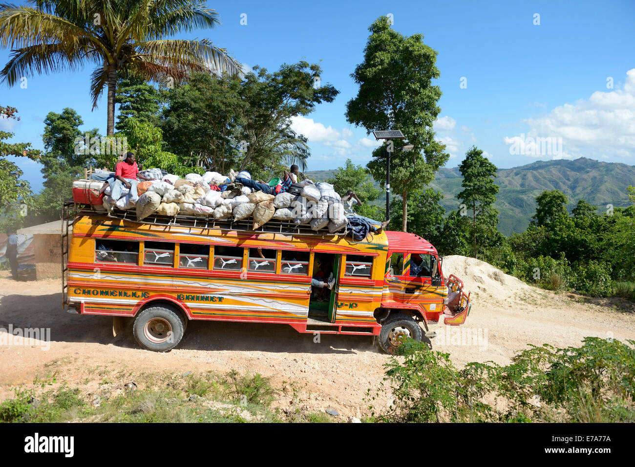 Bus surpeuplés sur une route poussiéreuse dans les montagnes, LÉOGÂNE, Haïti Banque D'Images