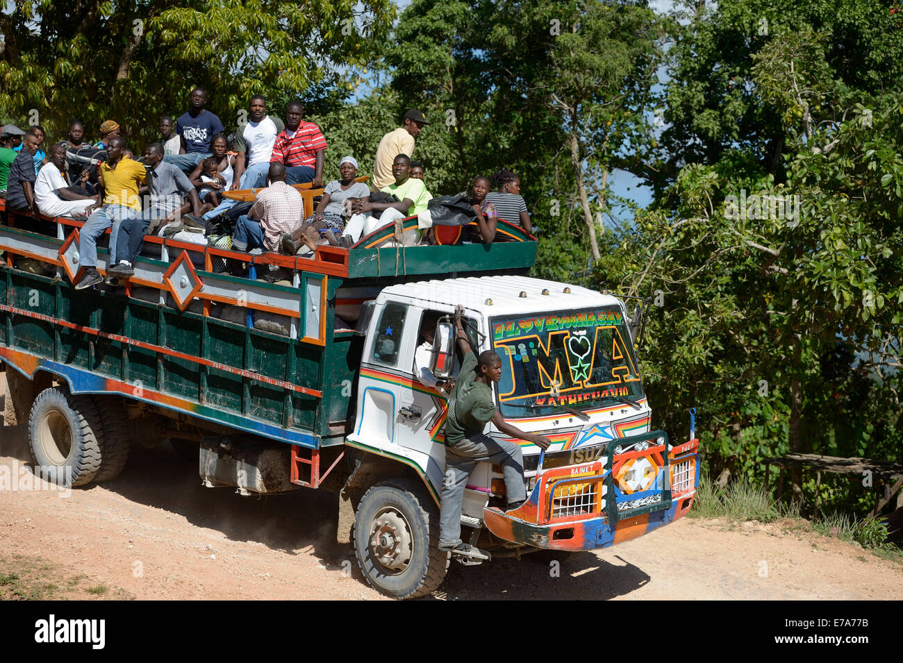 Camion utilisé pour le transport de personnes, LÉOGÂNE, Haïti Banque D'Images