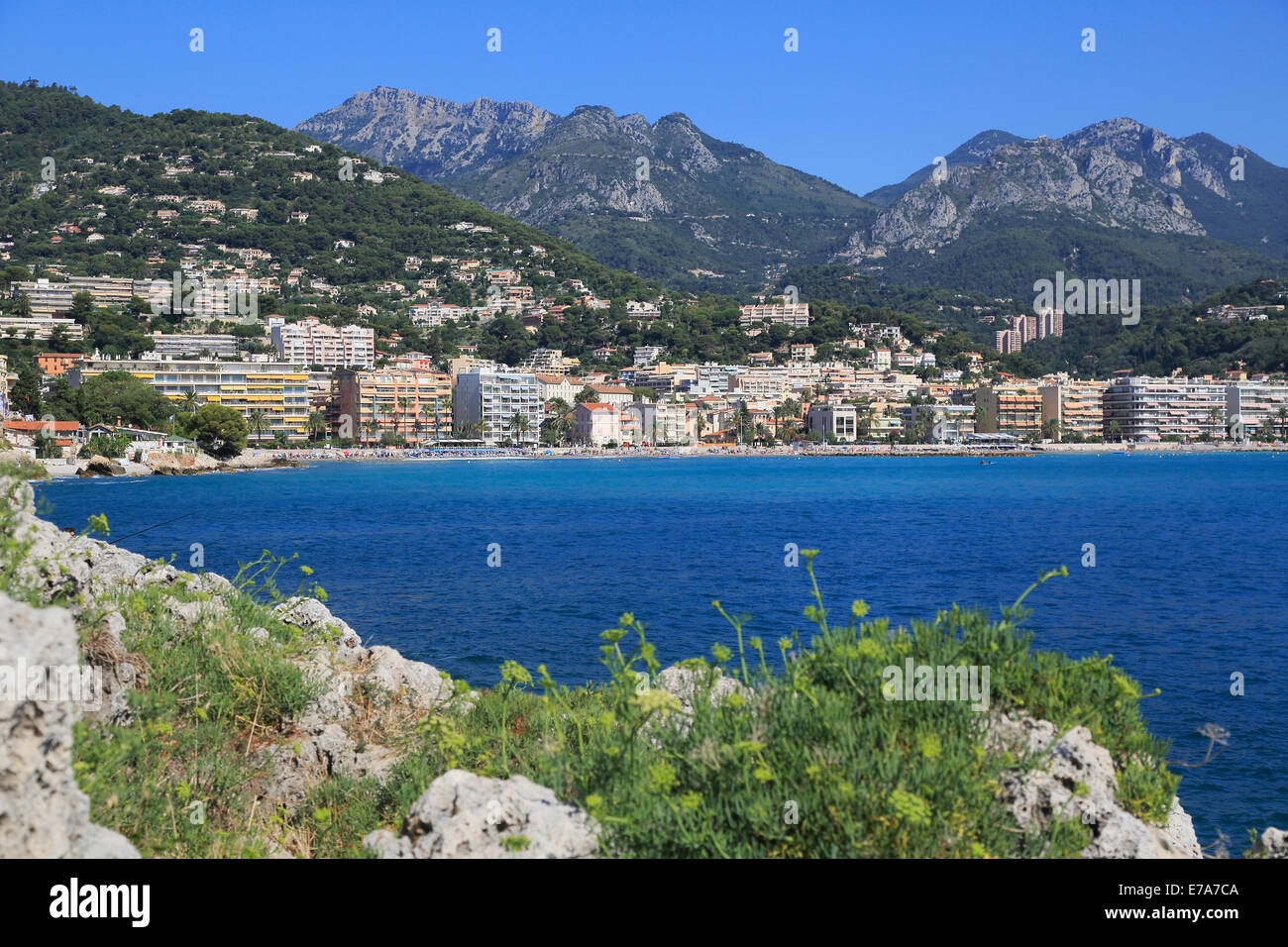 Plage de Carnolès, en face des montagnes des Alpes Maritimes, Roquebrune Cap Martin, Provence Alpes Côte d'Azur, France Banque D'Images