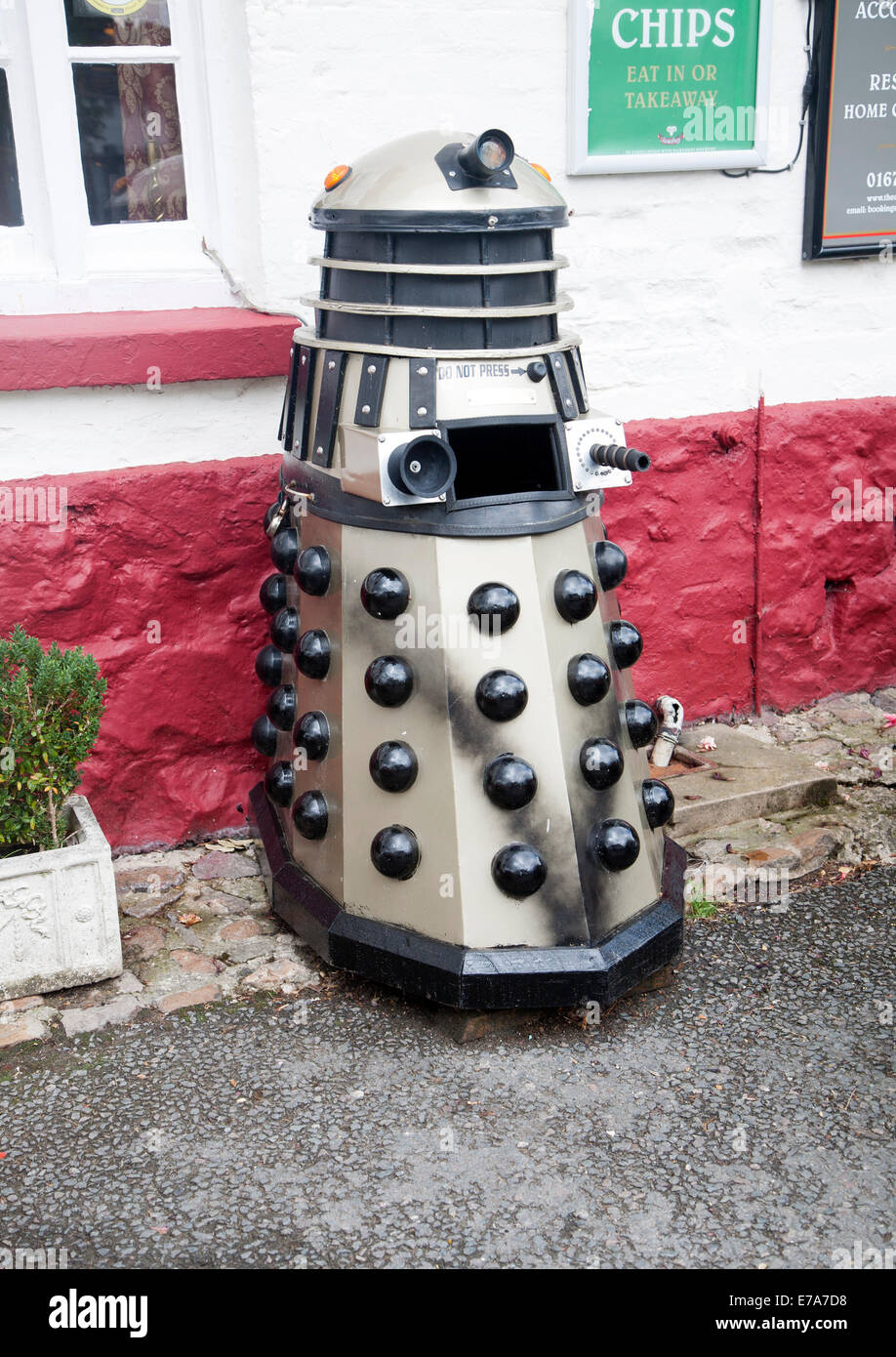 Dr qui Dalek modèle utilisé comme une poubelle, Aldbourne, Wiltshire, Angleterre Banque D'Images