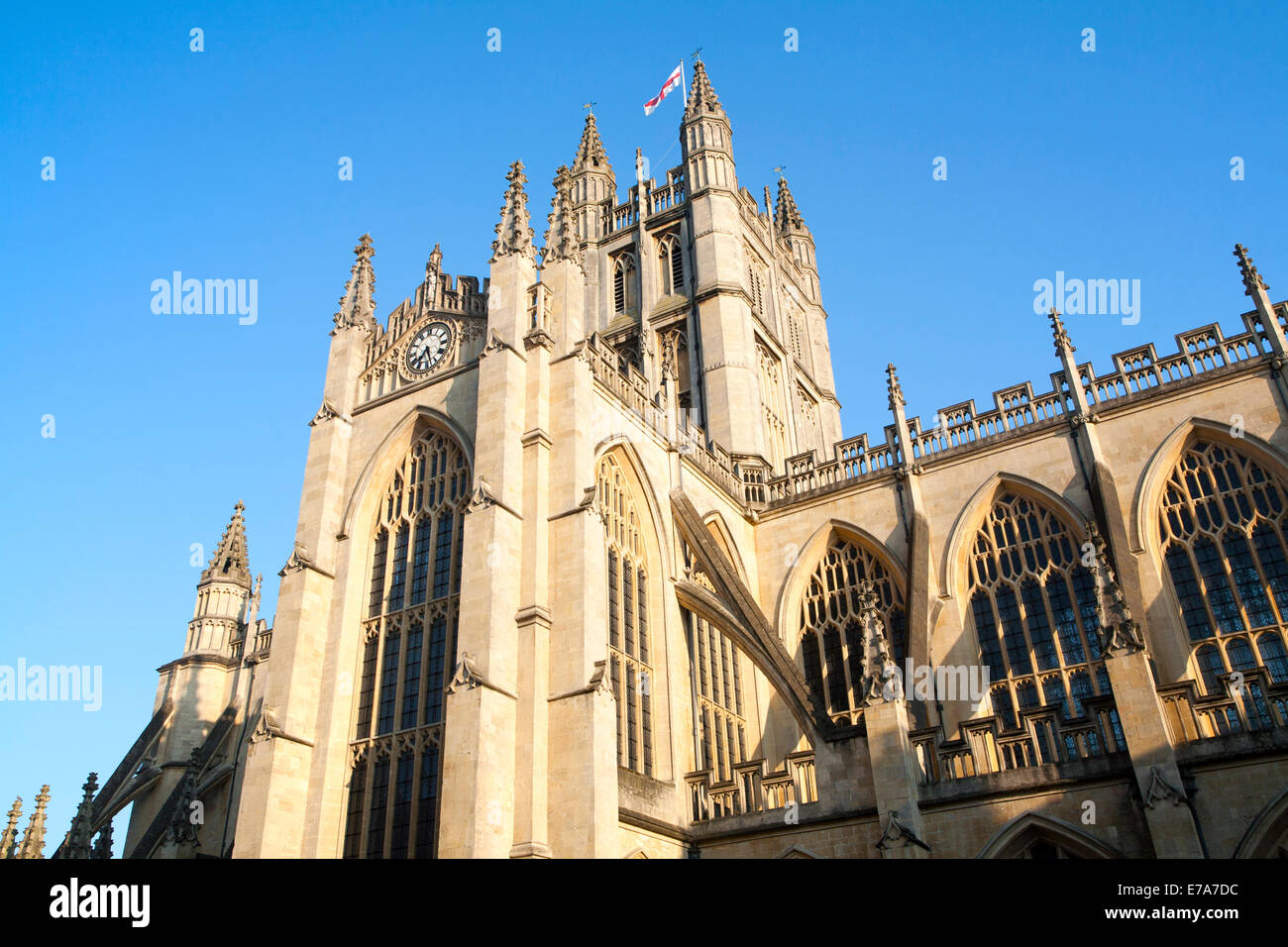 Drapeau anglais sur la tour de l'église abbatiale, Bath, Somerset, Angleterre Banque D'Images