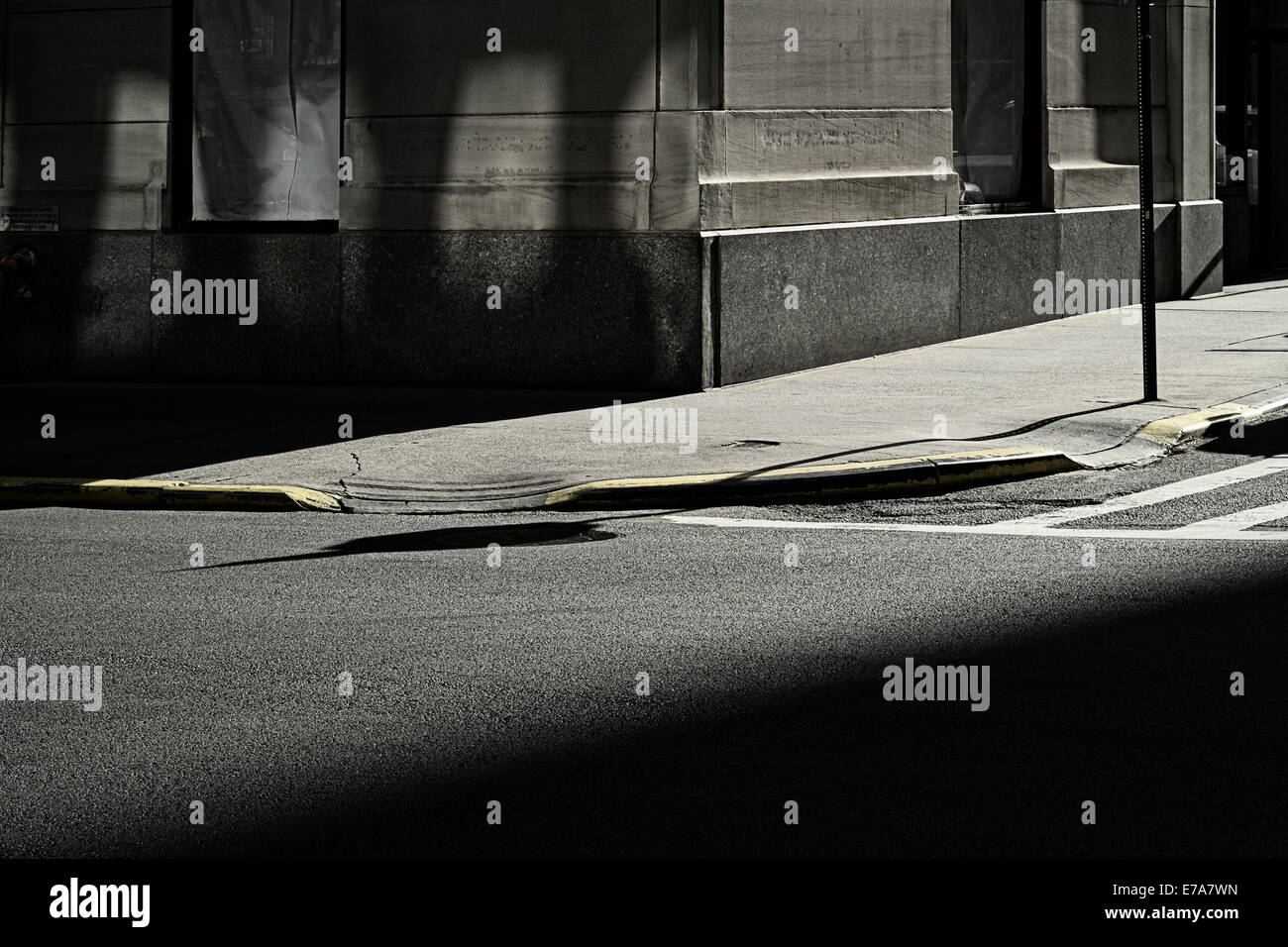 Shadowed road, trottoir et coin d'immeuble Banque D'Images