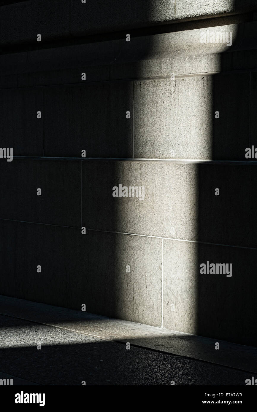 Abstraite de l'ombre et la lumière contre le bâtiment Banque D'Images