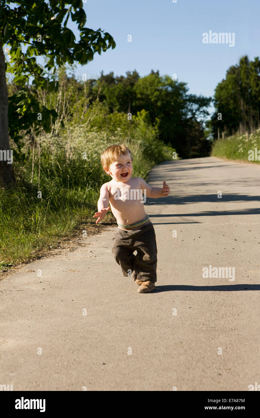 Bébé fille courir sur une piste Banque D'Images