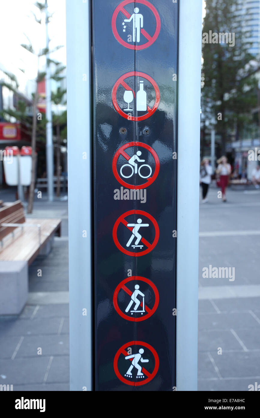 Panneau indiquant les choses qui sont interdites dans le mall à Surfers Paradise en Australie Banque D'Images