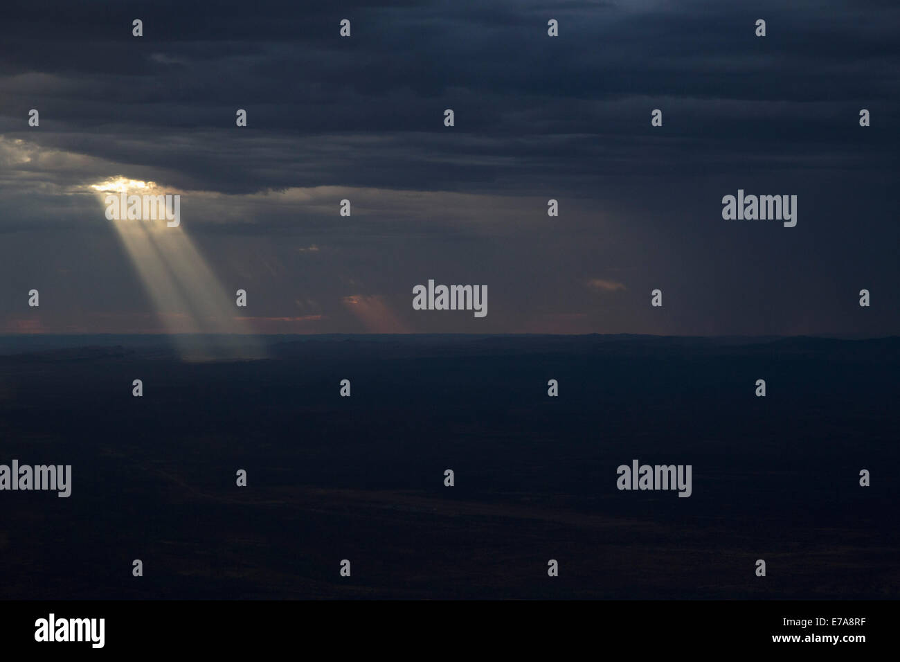 Grâce à Sun Streaming les nuages de tempête sur le paysage Banque D'Images