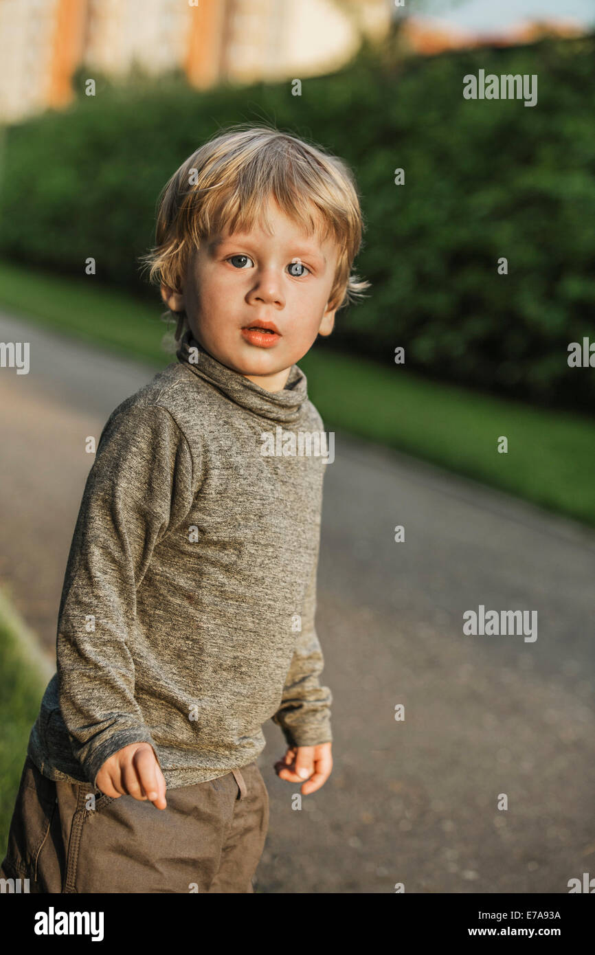 Portrait of cute boy standing on sentier Banque D'Images