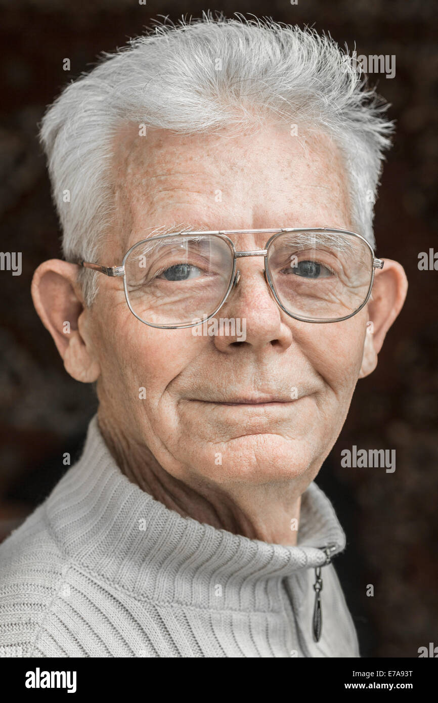 Close-up portrait of senior man wearing glasses Banque D'Images