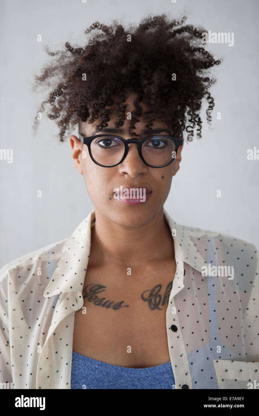 Portrait de jeune femme aux cheveux bouclés crépus Banque D'Images