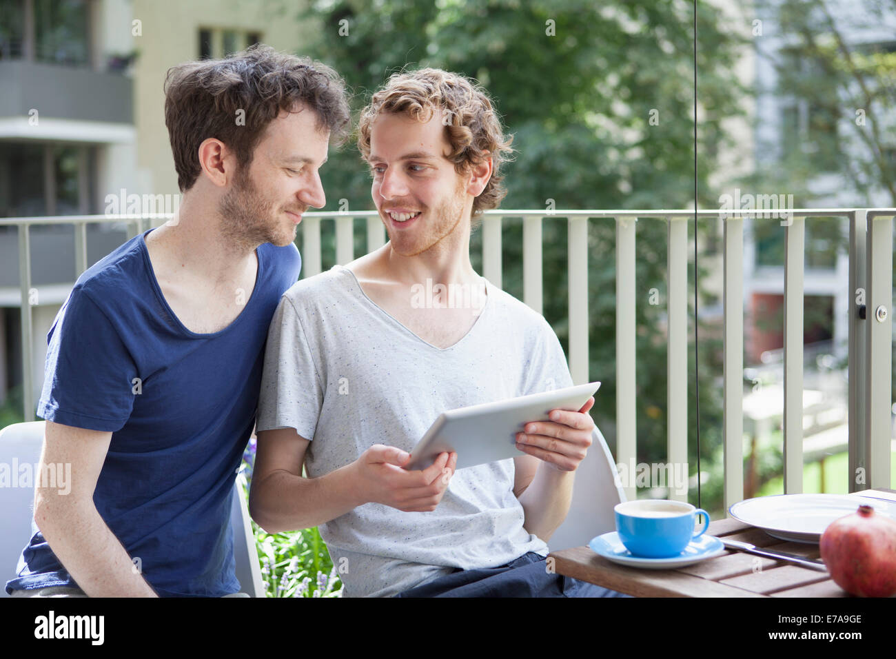 Jeune couple gay au porche Banque D'Images