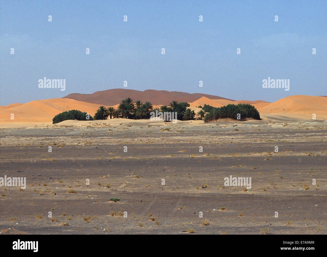 Street et du sable du désert dans les montagnes contre ciel clair, Sahara, Province d'Al Haouz, Maroc Banque D'Images