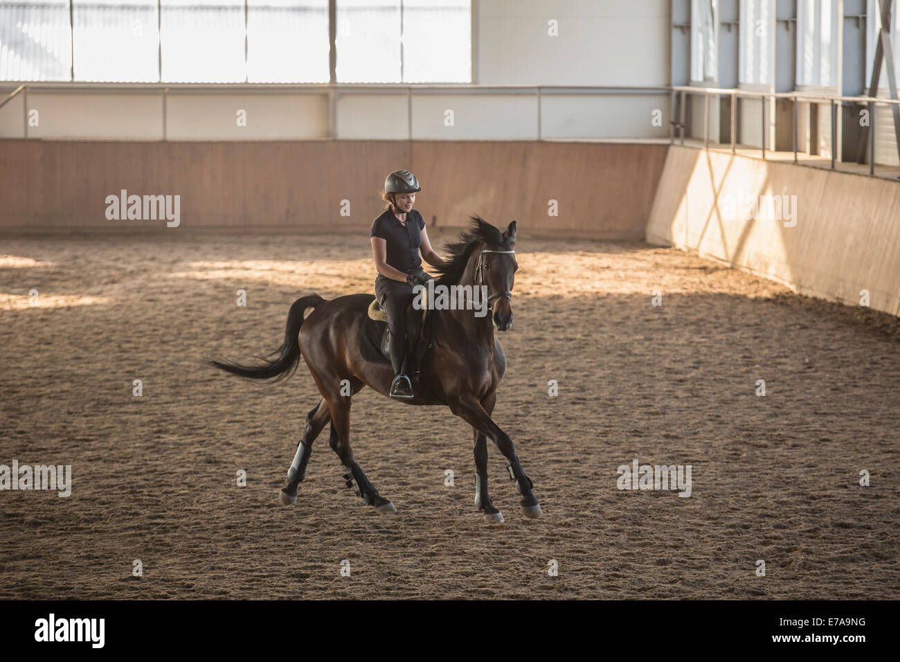 Woman riding horse stable dans la formation Banque D'Images