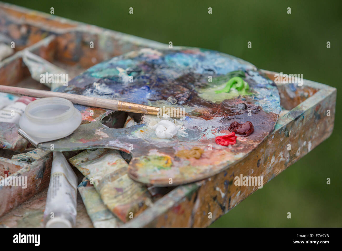 Close-up de palette de peinture malpropre dans park Banque D'Images