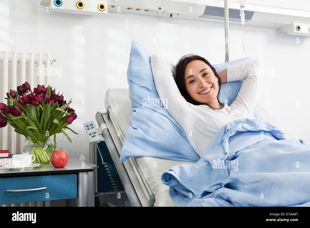 Un patient allongé sur un lit d'hôpital Banque D'Images