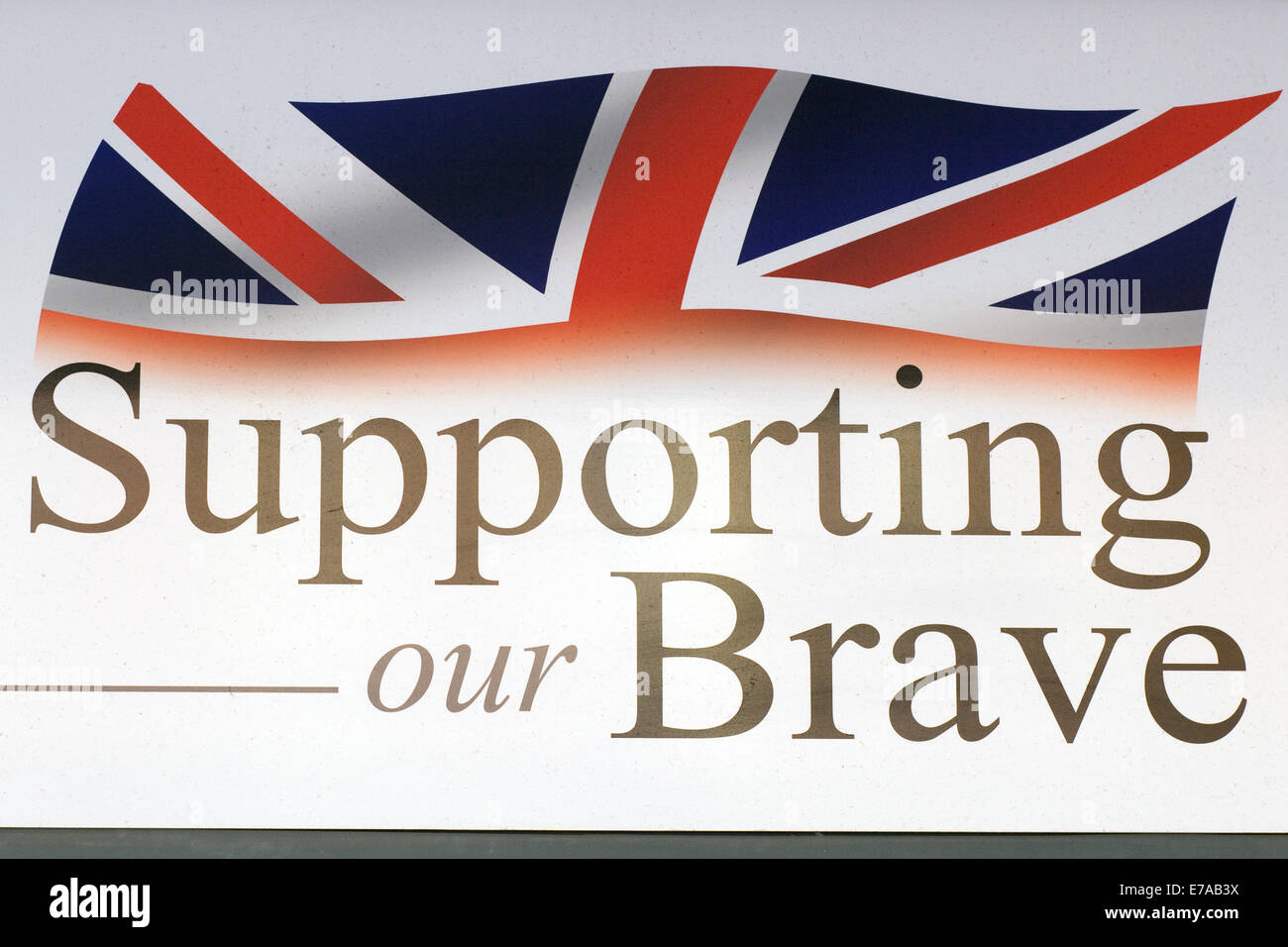 Signe de l'information publique soutenant nos braves et Union Jack Banque D'Images Signe de l'information publique soutenant nos braves et Union Jack Banque D'Images