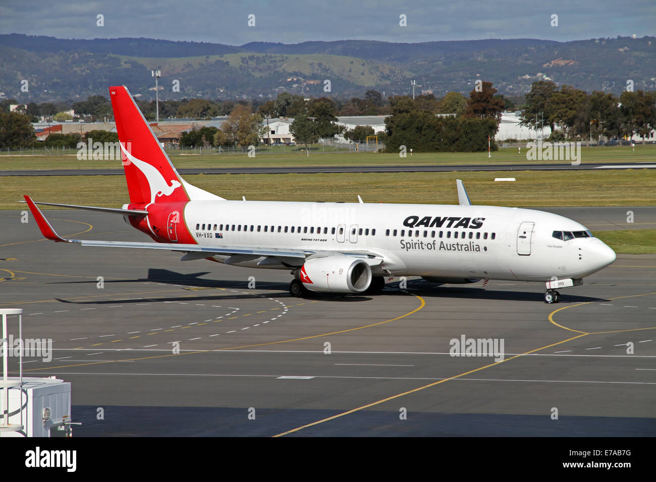 Un Boeing 737-800 de Qantas prépare à quai à un airbridge à l'aéroport d'Adélaïde en Australie Banque D'Images