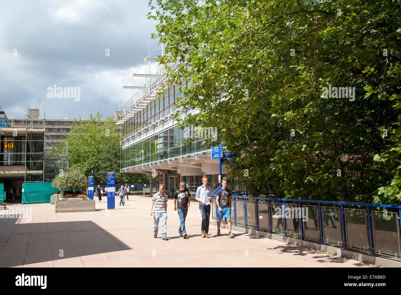 Les élèves de sexe masculin sur le campus à pied près de la bibliothèque de l'Université de Bath, Angleterre Banque D'Images