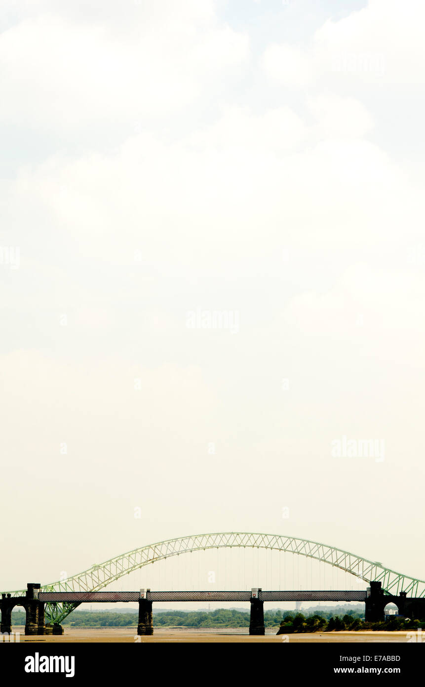 Le Silver Jubilee Bridge ou Runcorn-Widnes bridge sur la rivière Mersey, UK Banque D'Images