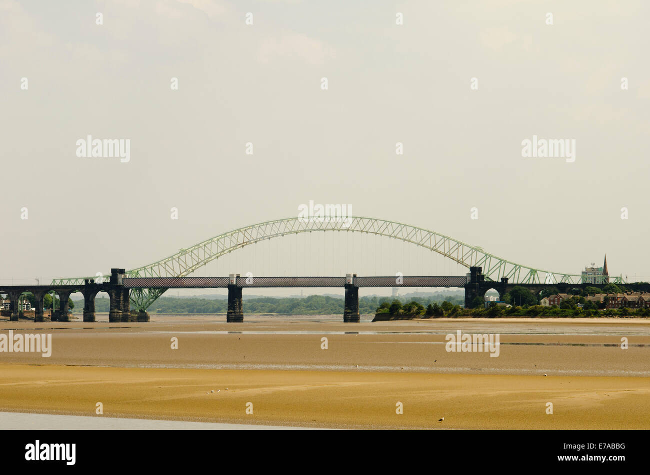 Le Silver Jubilee Bridge ou Runcorn-Widnes bridge sur la rivière Mersey, UK Banque D'Images