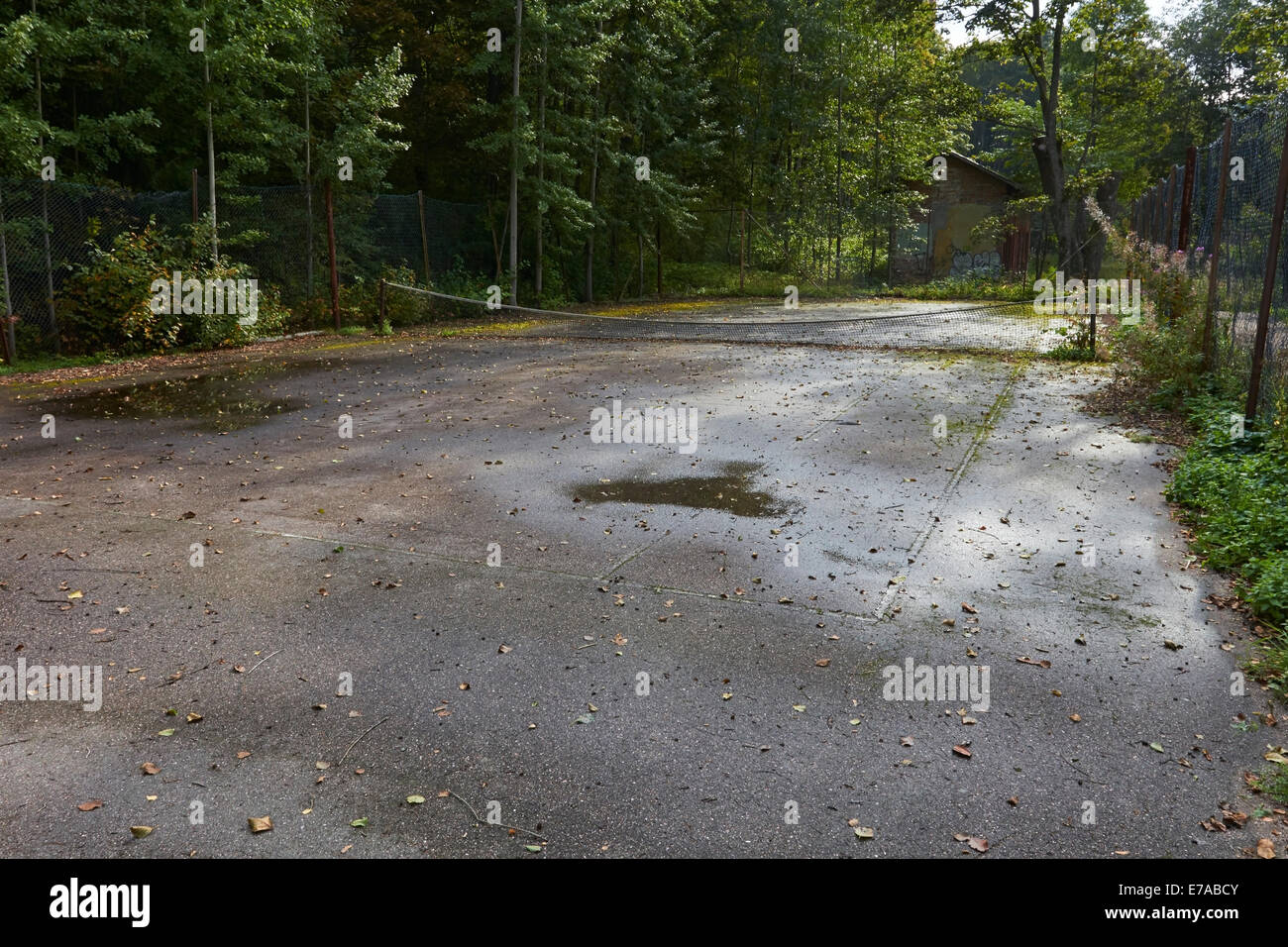 Terrain de tennis abandonné Banque de photographies et d'images à haute  résolution - Alamy