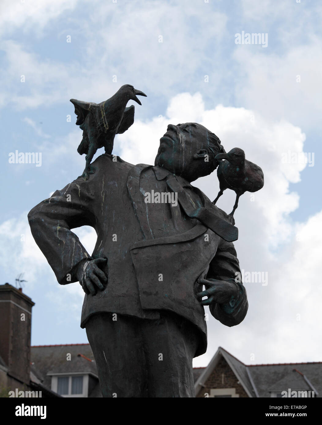 Statue d'Alfred Hitchcock et les oiseaux Banque D'Images