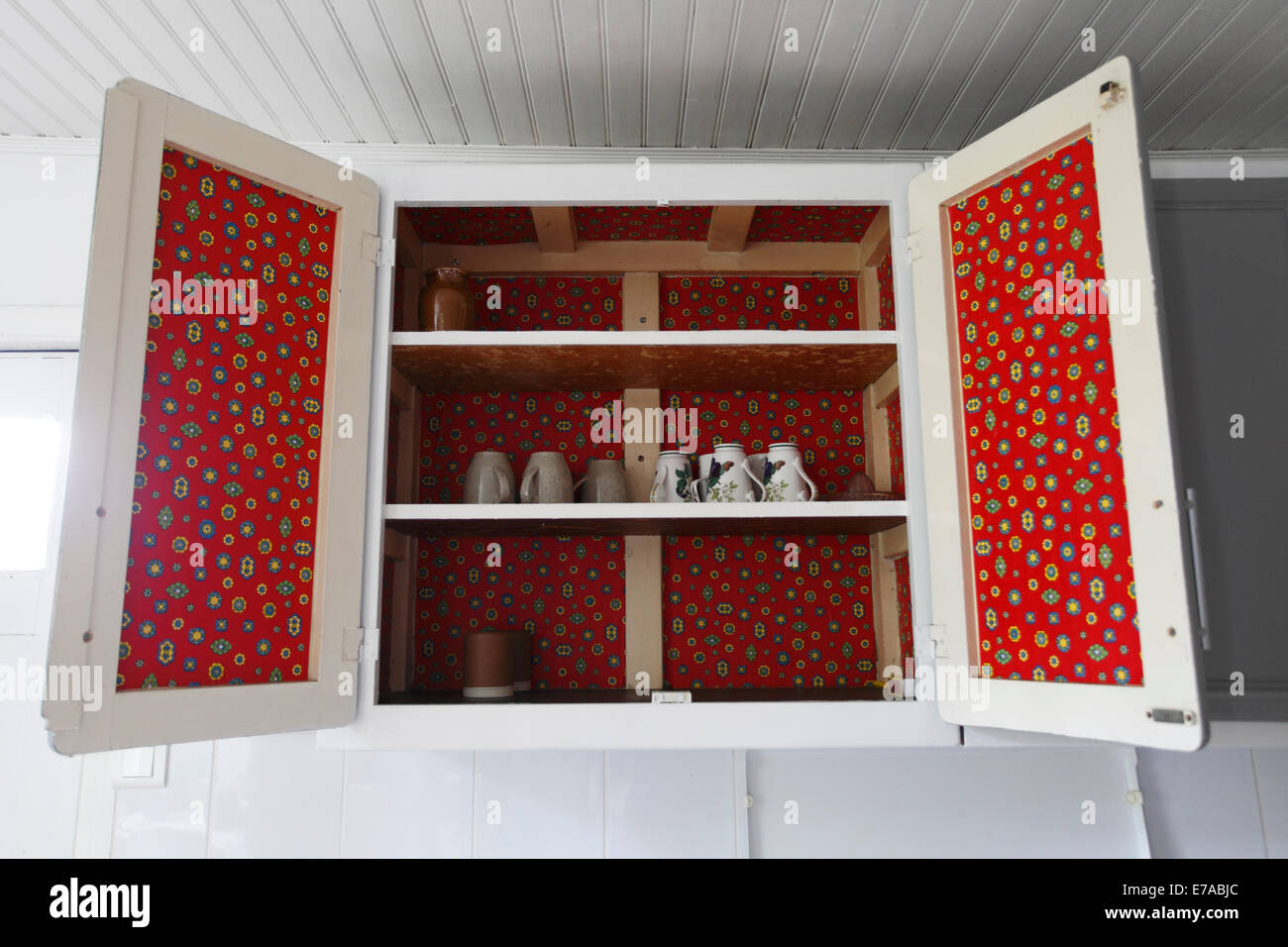 Armoire de cuisine vintage rouge avec intérieur fablon. Banque D'Images