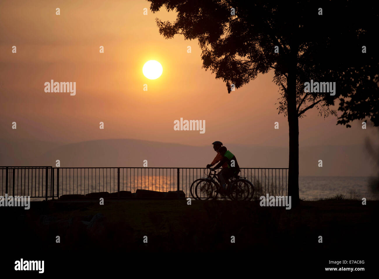 Blackpill, Swansea. 11 Septembre, 2014. Météo France : cyclistes roulent à travers le front de pont sur la rivière à Blackpill tôt ce matin, peu après le lever du soleil au début de septembre chaud et ensoleillé jour « autres. Credit : Phil Rees/Alamy Live News Banque D'Images